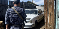 В Бурятии мстительный сосед проткнул принципиальной соседке колеса на машине - ВостокТелеИнформ