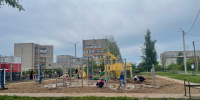 Детство по уши в грязи. В Лянгасово не могут решить вопрос с водоотведением с детской площадки в центре поселка - Kirov.Online