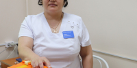 Медсестра областной больницы № 12 Зауреш Жумигужинова в любой момент готова оказать помощь пациентам. «Тревожный чемоданчик» у неё всегда под рукой. /Фото автора - Zavodoukovsk.Online