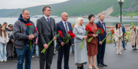 В Магадане состоялась торжественная церемония возложения цветов, посвящённая 97-й годовщине со дня основания города - Администрация Магаданской области