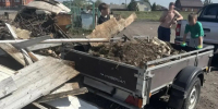 В селе Преображенка Ачинского муниципального округа зафиксирован факт незаконного сброса строительного мусора — на территории обнаружено большое количество досок.. - Город Ачинск