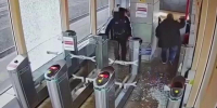 В Павловске мужчина разбил турникет на железнодорожной станции - Spbdnevnik.ru