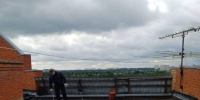 Работа по очистке водоотводных лотков и желобов на крышах МКД и локальное обновление кровель - Газета Истра сегодня