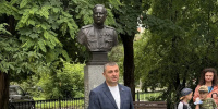 Депутат Дмитрий Бабаев вместе с воспитанниками детско-подросткового клуба «Кожевенная слобода» провёл митинг у памятника генералу Ивану Васильевичу Болдину. - Городская Дума