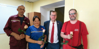 Цветы для тех, кто на посту: депутат Терещенко приехал в ЦРБ и "Скорую помощь" - Справедливая Россия