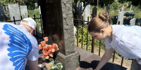 В рамках акции «Дорогами славы» активисты Всероссийского общественного движения «Волонтеры Победы» Анапского филиала МПГУ провели уборку Братской могилы провели - МПГУ