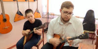 Сегодня праздник самого известного русского инструмента - Международный день балалайки - ТРК Зеленогорск