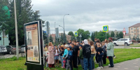 История на асфальте: школьники Нурлата прошли по галерее памяти героев - Нурлат-⁠информ