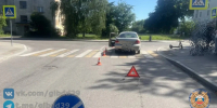 В Судостроительном переулке девушка на самокате ехала по зебре и угодила под машину - Комсомольская правда