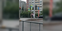 Пляски под запретом: тюменка танцевала под дождём на оживлённом перекрёстке - MegaTyumen.Ru