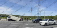 Водитель грузовика въехал в стоявший автомобиль на МКАД - M24.Ru