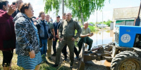 В Бугуруслане Евгений Солнцев навестил пострадавшую от подтопления семью ветерана СВО - Yuzh-Ural.Ru