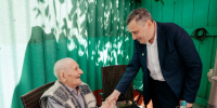 Александр Хинштейн поздравил Почетного гражданина Курска со 100-летием - Курская правда