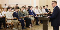 Алексей Текслер награждает победителей и призеров Всероссийской олимпиады школьников, Изображение. - Управление делами Губернатора и Правительства области