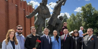 Руководитель представительства правительства области при Правительстве России Николай Равкин принял участие в патриотической акции у Мемориала воинам-сибирякам - Правительство Еврейской автономной области