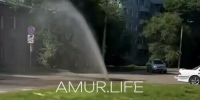 Фонтан забил изпод земли в Благовещенске прямо посреди дороги видео - Amur.Life