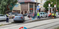 Легковушка влетела в трамвайную остановку в Таганроге после массового ДТП - DonDay-Taganrog.Ru