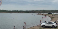 Амурчане купаются в карьере у нового моста через Зею несмотря на запрет (ВИДЕО) - Asn24.Ru