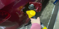 В Омске водители на АЗС начали заливать бензин в бочки - Om1.Ru