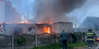 В крупном пожаре на Володарке сгорели два дома, два сарая и легковушка - Телеканал Городской