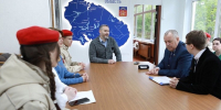 Глава регионального парламента Сергей Дубовой посетил обновленную комнату боевой славы в школе № 20 Мурманска - Арктик-ТВ