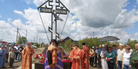 В Октябрьской после освящения поклонного креста епископ Стефан обратился к собравшимся с проповедью / фото Ольги Подобной. - Газета Авангард