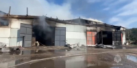 Гаражный пожар площадью 20 «соток» потушили на юге Красноярского края. Фото и видео: МЧС Красноярского края - Седьмой канал