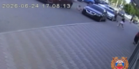 6-летняя девочка попала под колёса авто в Минусинске на парковке торгового центра - Абакан 24