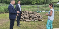 «Своих не бросаем!»: матери бойца СВО привезли дрова - Законодательное Собрание