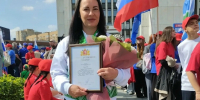Денис Паслер вручил награду Надежде во время празднования Дня России. Она удостоена ее за добросовестный труд, активную гражданскую позицию и большой вклад в реализацию общественно значимых проектов - Газета Время