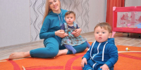 Жительница Екатеринбурга Евгения Пристанская отмечает, что рожать после 40 лет совсем не страшно, а многодетная семья, где никогда не делят детей на родных и приемных, дарит большую радость - Газета Время