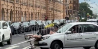 Машина фиксации нарушений ПДД прокатила велосипедиста на капоте по Невскому - видео - 47 новостей