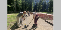 Сотрудники департамента внутренней политики Брянской области навели порядок в сквере Гайдукова - Департамент внутренней политики