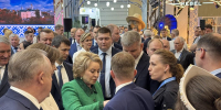 Валентина Матвиенко и Наталья Кочанова посетили стенд Псковской области на Форуме регионов Беларуси и России - Правительство Псковской области