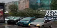 В центре Ростова упало огромное дерево, перегородив проезд - DonDay.Ru