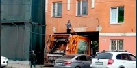 Негабаритный мусоровоз в Кимрах оборвал провода и обесточил редакцию СМИ: энергетики сразу пришли на помощь 2 - Кимры Сегодня