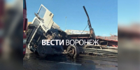 Фура влетела в отбойник и парализовала движение на М-4 в сторону Новой Усмани - ГТРК Воронеж