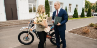 Глава Пушкинского Красноцветов передал мотоцикл волонтёру Алёне Нарыжной - РТВ-Подмосковье