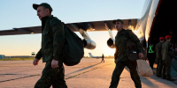 Самолет с вернувшимися из украинского плена военными РФ сел в Подмосковье - M24.Ru