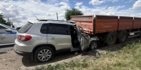 На трассе под Ростовом легковой автомобиль врезался в грузовик, водитель погиб - Комсомольская правда