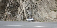 На Алтае водитель врезался в скалу и пострадала пассажирка - 1-LINE
