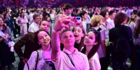 Прощай, школа! 18 тысяч свердловских одиннадцатиклассников празднуют окончание учебы - Уральский рабочий