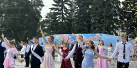 В Искитиме сотни выпускников вышли на праздничный парад - Город Искитим