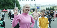 В День молодежи на Театральной площади состоялась массовая зарядка с чемпионкой Викторией Казаковой. - Кировская правда