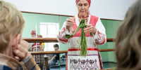 В Орле дети освоили старинное ремесло плетения игрушек из луговых трав - РИА 57