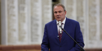 Вице-спикер Госдумы Петр Толстой поздравил выпускников школ ЮВАО с окончанием учебы, фото - Мой район