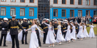 Выпуск в Нахимовском: Вальс и салют из монет - SeverPost.ru