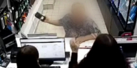 Опубликовано видео нападения бабушки на сотрудницу салона в Тверской области - Комсомольская Правда