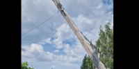Столб опасно накренился / Фото: стоп-кадр с видео читателя amic.ru - ИА Амител
