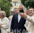 Выпускники делают селфи с Владиславом Шапшой - Телерадиокомпания Ника